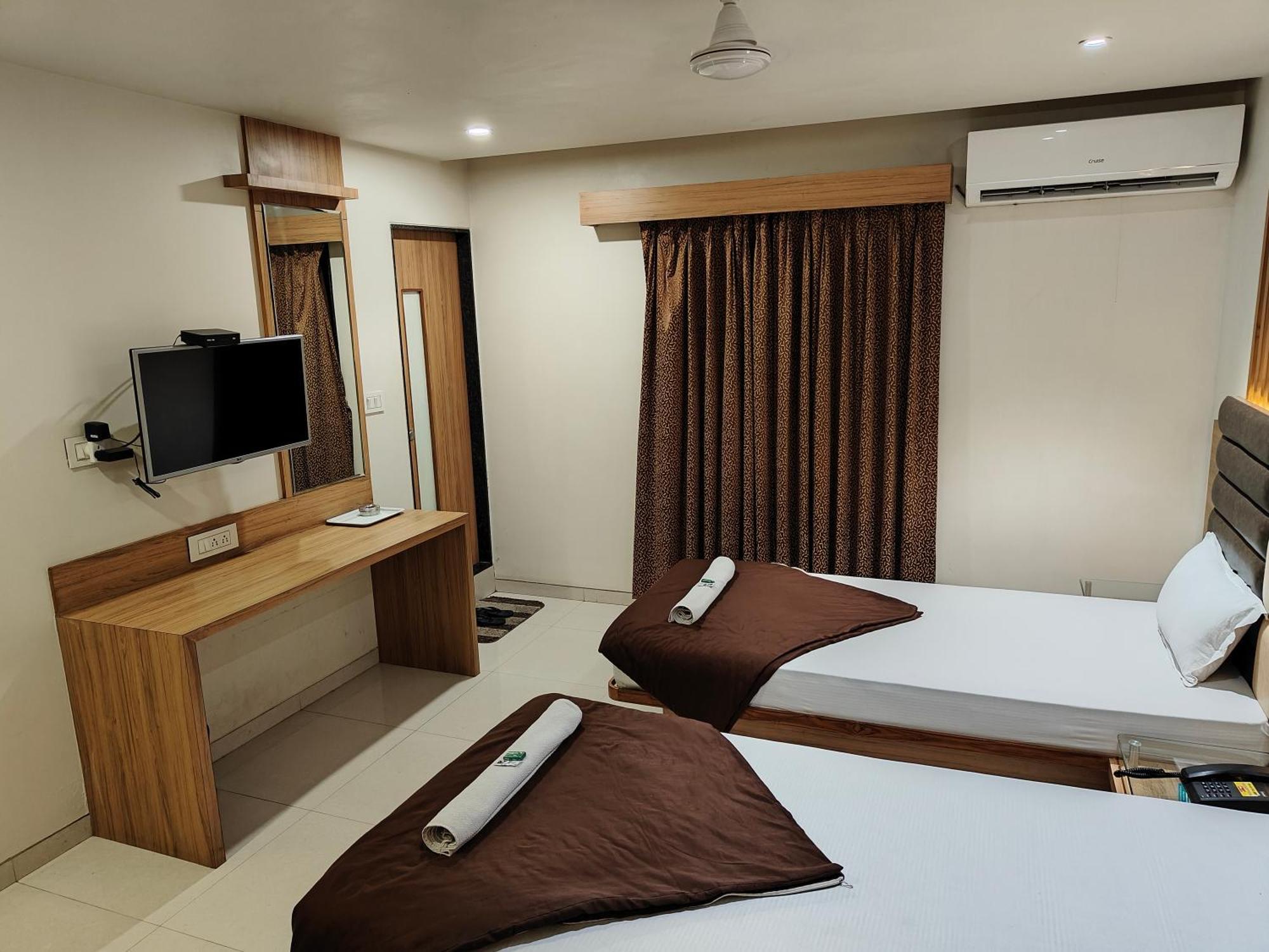 Hotel Sahyog & Rooms Surat Exterior foto