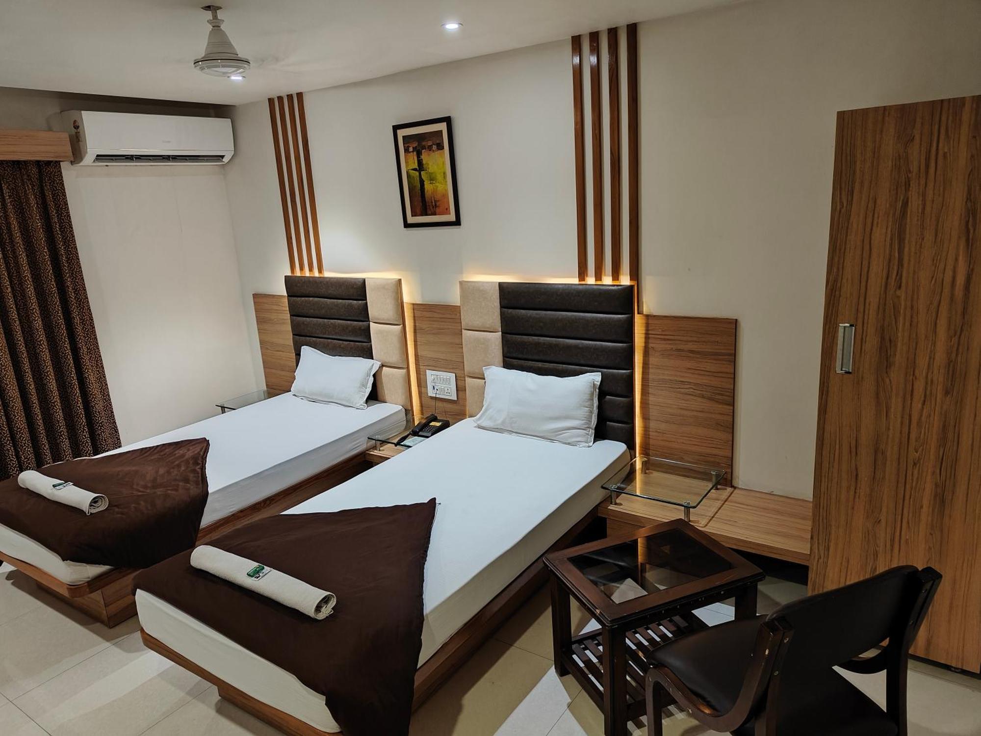 Hotel Sahyog & Rooms Surat Exterior foto