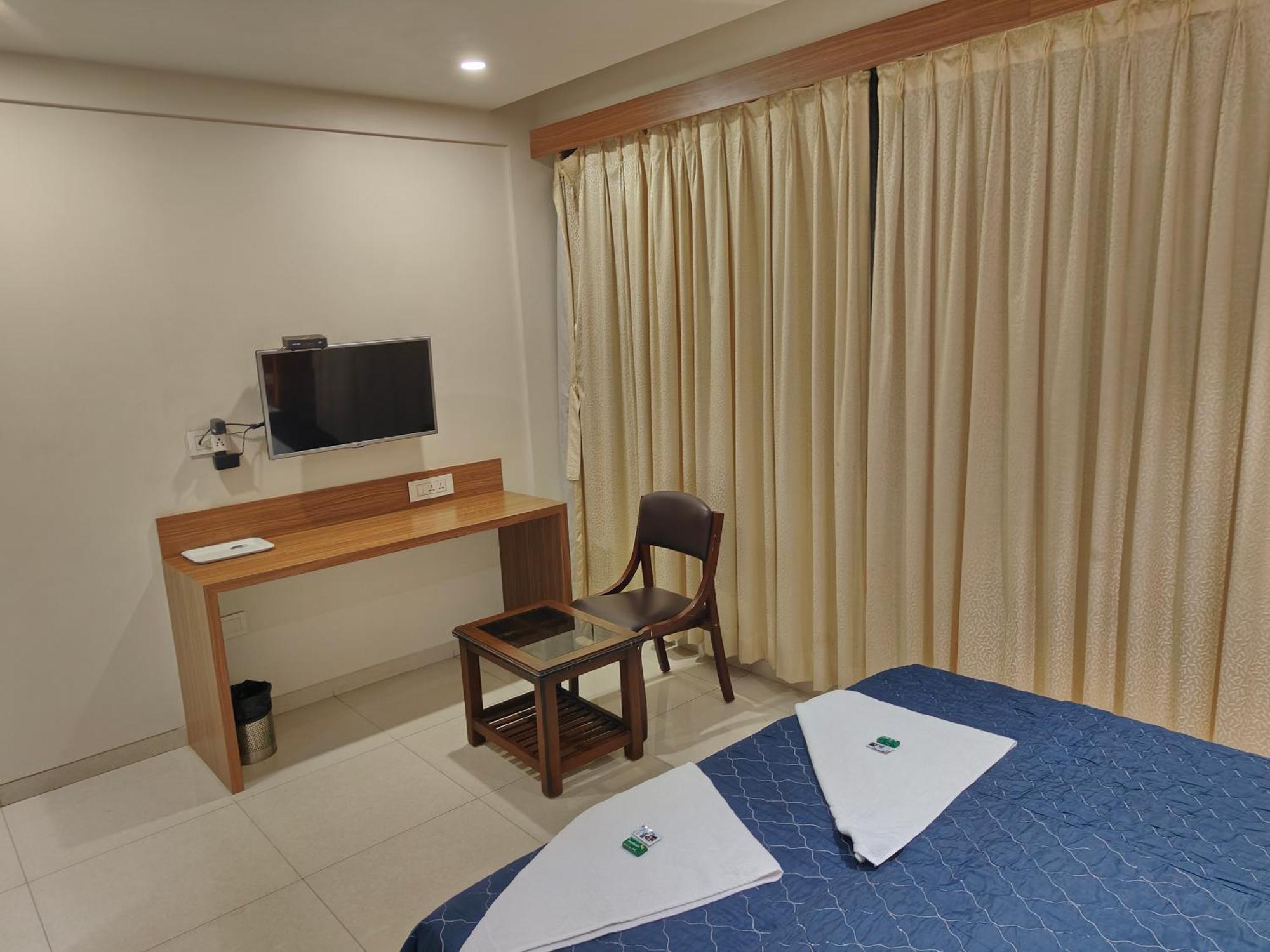 Hotel Sahyog & Rooms Surat Exterior foto