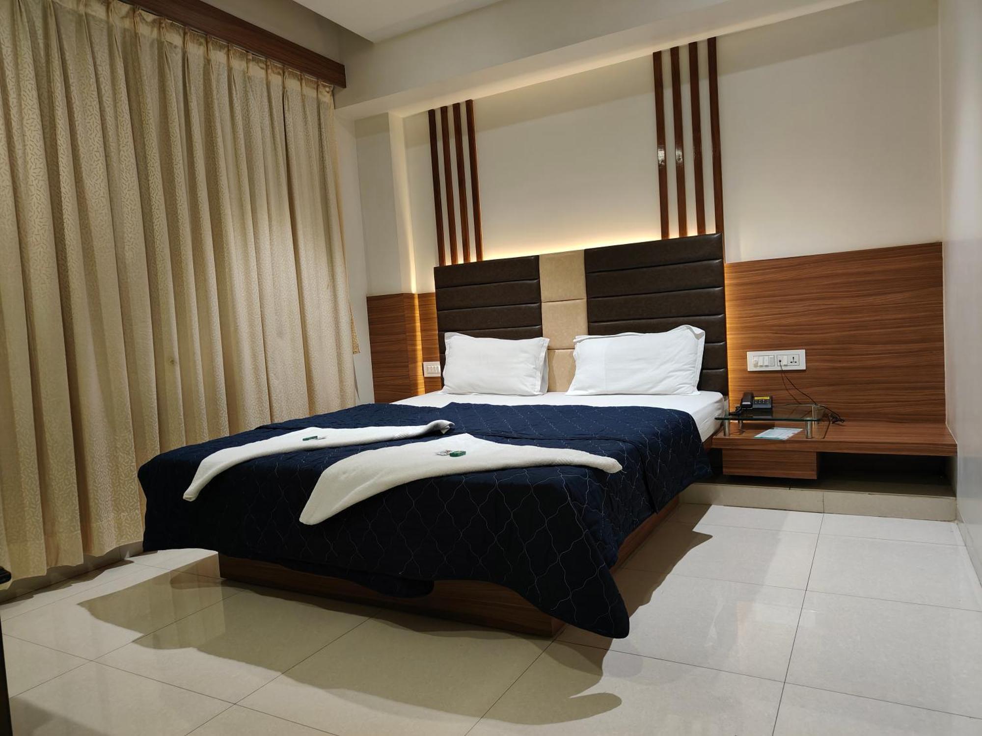 Hotel Sahyog & Rooms Surat Exterior foto