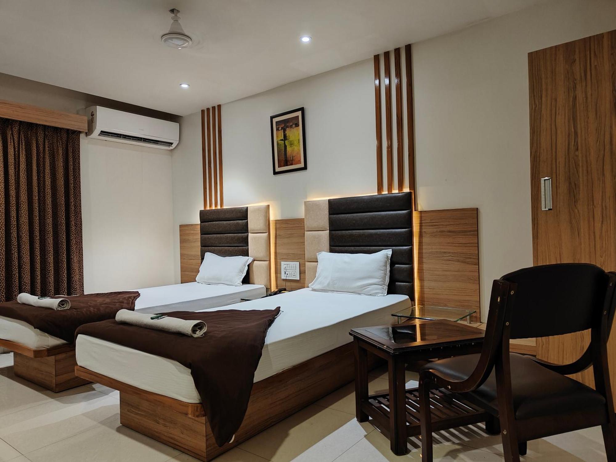 Hotel Sahyog & Rooms Surat Exterior foto