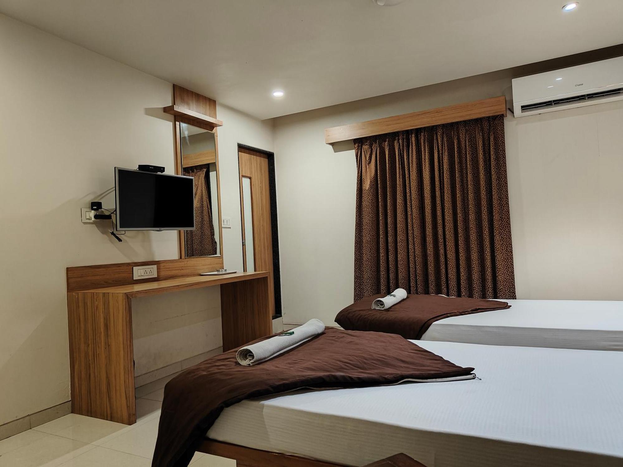 Hotel Sahyog & Rooms Surat Exterior foto