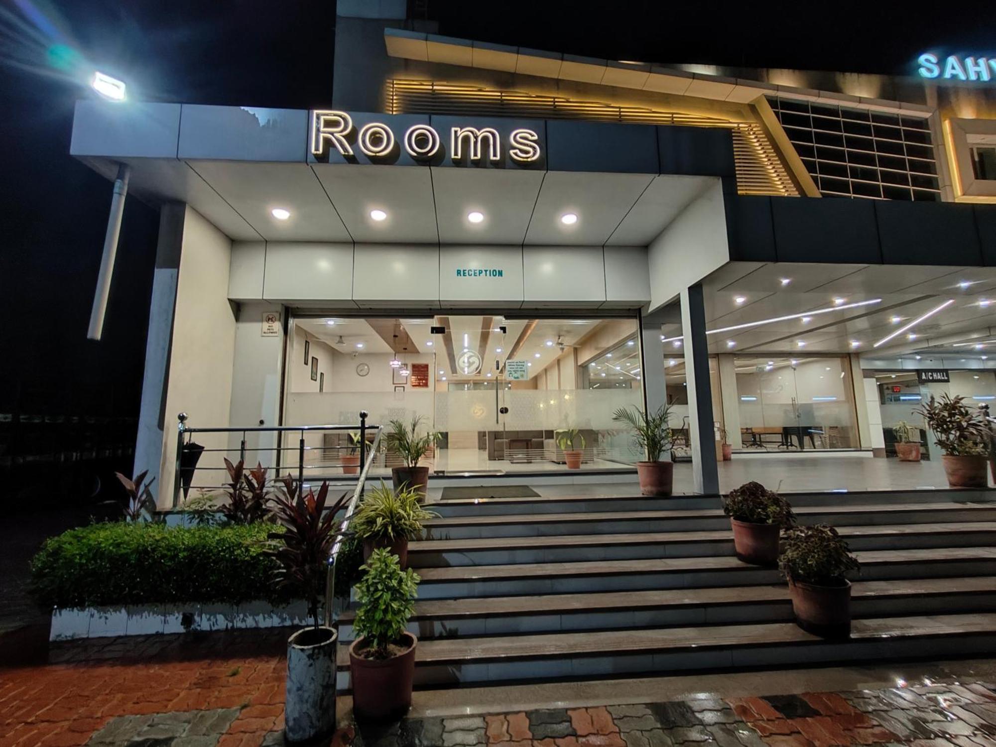 Hotel Sahyog & Rooms Surat Exterior foto